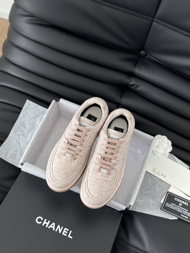 新版面 Chanel 24B新款运动休闲鞋 白色网球sneakers穿搭最近话题热度有点高 这双也来的刚刚好！ 鞋面羊毛与混合纤维 原版双色phylon底 Si